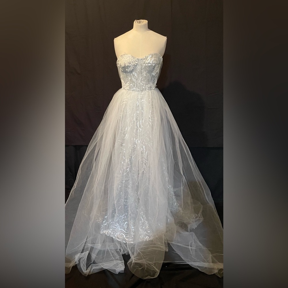 Elegant Designer Runway Gray Silver Lace Sweetheart Neckline Wedding Dress 2